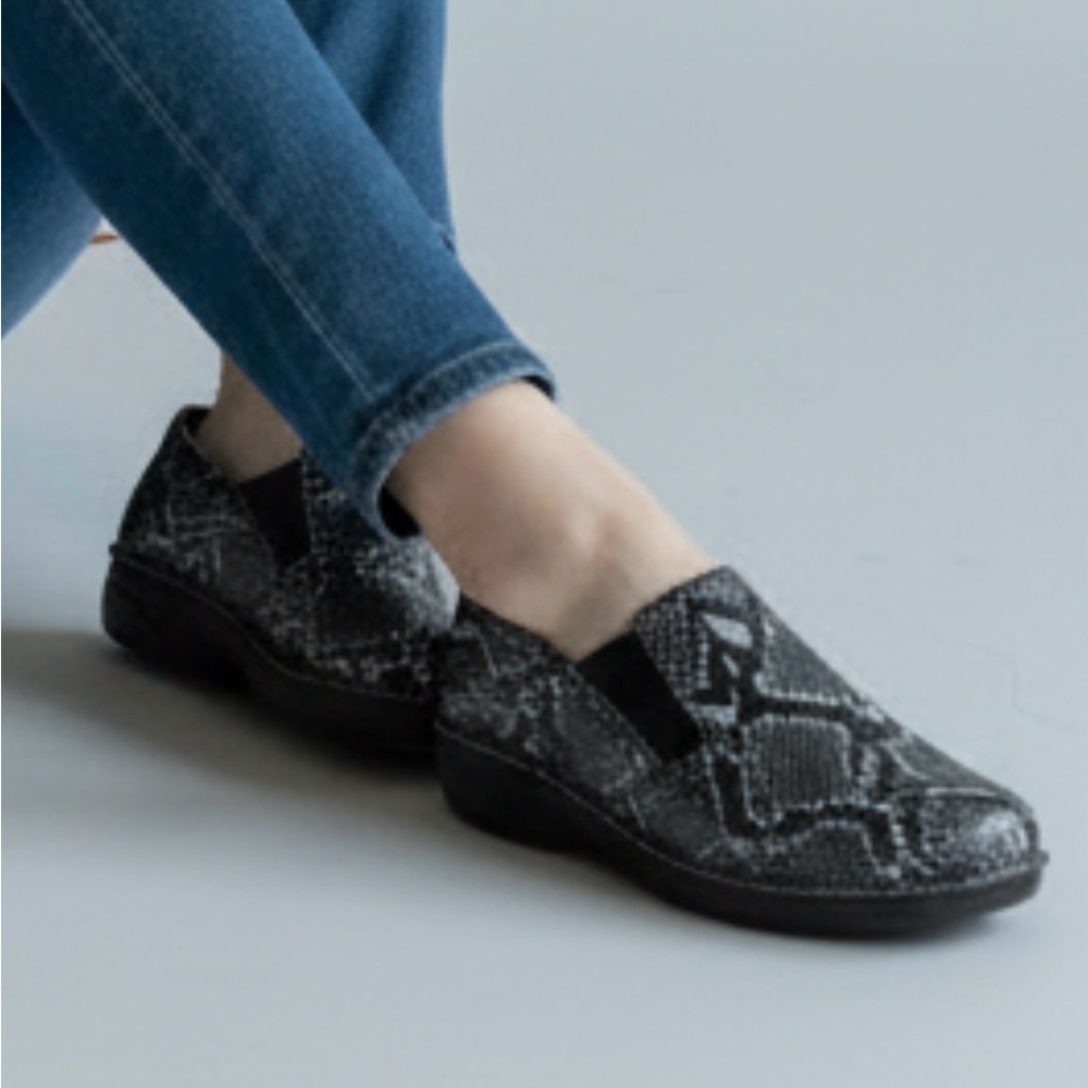 Clearance🎉Spring Step Black Faux Snakeskin Grey Anti Fatigue Comfort Shoes 9.5